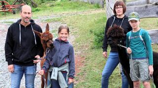 Thorsten Dingeldey (links) und Anja Metzger (Zweite von rechts) bieten seit Jahren Alpaka-Wanderungen in Reichenbach an. Nicht zum ersten Mal hatten Helena (mit Hengst Fonso) und Felix (mit Leithengst Neptun) Berührung mit den Alpakas.