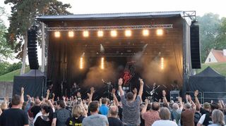 Ideale Wetterbedingungen und eine fast idyllische Hintergrundkulisse herrschten auch am zweiten Abend des Lorscher Rex-Open-Airs. Rock, gemischt mit vielen anderen musikalischen Stilrichtungen, und eine alle Klischees bedienende Show begeisterten das Publikum.