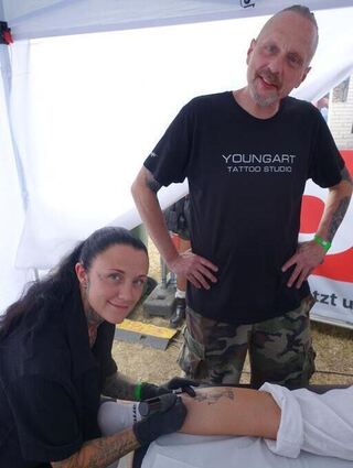 Madeleine Gehrlein und Dirk Jung sorgen für bleibende Erinnerungen mit Tattoos.
