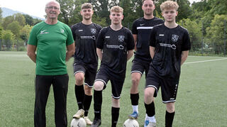 Der SC Rodau baut in der neuen A-Liga-Saison vor allem auf junge Spieler, denen die Zukunft gehören soll: v.l. Trainer Ludwig Brenner mit den Neuzugängen Oli Kaden, Marc Schwindt, Andre Maxheim und Jan Brier.