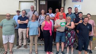 Die Lindenfelser Delegation vor dem Rathaus in Pawlowiczki.