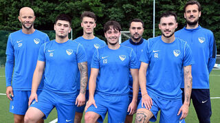 Olympia-Trainer Marius Döll (re.) mit sechs der neun Neuzugänge (von links): Sergej Pineker, Igor Grosu, Noel Brinkmann, Elias Söder, Vincenzo Lucchese und Gianluca Lucchese.