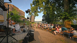 Die Gruppe „Die vun Do“ trat auf der Burg Lindenfels auf.