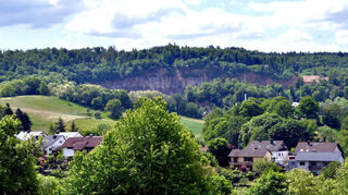 Der Steinbruch von den Almen in Kirschhausen aus gesehen.