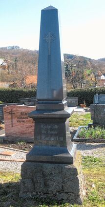 <p>Steinernes Denkmal für die Familie von August Lampert III. in Reichenbach.</p>