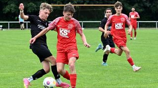 Im vergangenen Jahr standen sich die TSV Auerbach (in den roten Trikots) und der FC 07 Bensheim im Stadtmeisterschafts- Finale gegenüber; das könnte auch am Sonntag wieder der Fall sein.