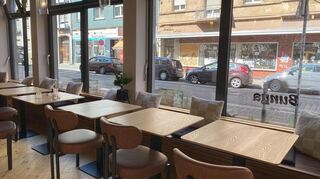 Große Fenster, helle Einrichtung: Sechs Monate hat der neue Inhaber das ehemalige Café Klokke umgebaut.