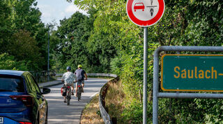 Das neue Verkehrsschild bedeutet, dass Autofahrern das Überholen von Radfahrern und Motorrädern verboten ist. In Lorsch wurde es jetzt an der Saulach-Brücke aufgestellt.
