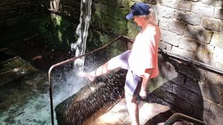 Unsere Autorin testet erst einmal mit dem Fuß die Wassertemperatur - ui, erfrischend!
