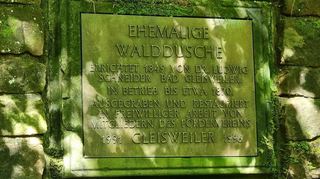 Die Tafel erinnert an den Erschaffer der Walddusche und jene, die sie wiederbelebt haben.
