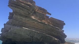 Ein Felsen am Strand von Triopetra, benannt nach der gleichnamigen kleinen Siedlung an der Südküste Kretas.