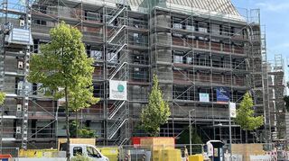 Eingerüstet: das Hauptgebäude der Inter in der Mannheimer Oststadt.