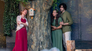 Saskia Hubert, Jeannine Gaspar und Marcel Zuschlag (v.links) überzeugten in ihren Rollen als Helena, Hermia und Lysander.