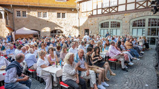 Die Premiere von „Ein Sommernachtstraum“ im historischen Kurmainzer Amtshof in Heppenheim war gut besucht.