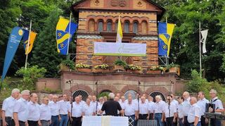 Die Chöre von Jürgen Martini vor der Sarolta-Kapelle.