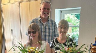 Heide Dahl (links) und Brigitte Mühlhans erhielten vom Kirchenvorstands-Vorsitzenden Jürgen Schellhaas Blumen als Dank für ihren Einsatz in der Arbeit mit Kindern in der Gemeinde.