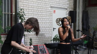 Ti:Ye im Theaterhaus G7, links davon Gavin Gabriel am Synthesizer.