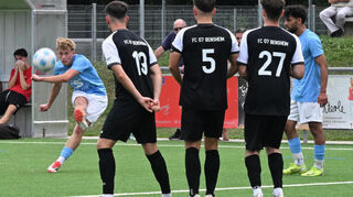Vincent Hilgert von der TSV Auerbach zirkelt im Finale der Stadtmeisterschaft einen Freistoß um die Mauer des FC 07.