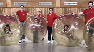 Statt Geocaching wurde bei den Ferienspielen das Spiel mit den aufblasbaren Fun-Balls angeboten.