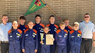 Haben Pokal und Abzeichen erworben, von links: Gemeindejugendfeuerwehrwart Florian Röll, Laura Armbruster, Elias Boos, Katharina Bauer, Paul Hillenbrand, Gruppenführerin Hannah Armbruster, Gideon Aust, Luca-Flynn Günzel, Caleb Gluth, Ulrich Krüger, Betreuer Marco Lusiardi. Es fehlt Leo Ulber.