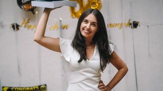 Die aus Heppenheim stammende, ehemalige Bergsträßer Gebietsweinkönigin Carolin Hillenbrand mit ihrer Doktorarbeit.