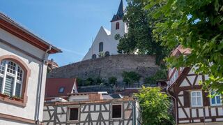 Eine Baustelle in der Zwingenberger Altstadt reißt eine Lücke.