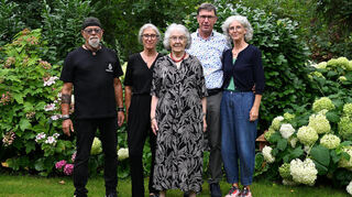 Sieglinde Mühlum, ehemalige Leiterin des evangelischen Kindergartens, feierte ihren 85. Geburtstag unter anderem mit v.l. Schwiegersohn Werner, Tochter Bettina, Sohn Thomas und Schwiegertochter Ulrike.