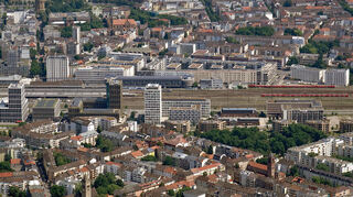 Der Mannheimer Hauptbahnhof und das Glückssteinquartier aus der Luft.