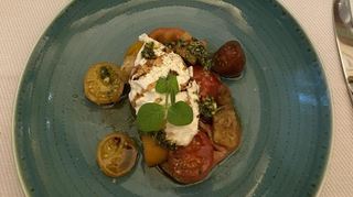 Focaccia, das leckere Fladenbrot, wird zu einem Brotsalat mit Tomaten.