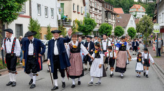 Mehrere hundert Trachtenträger sind beim Umzug am Sonntag auf den Straßen unterwegs.