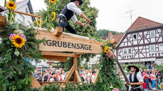 Auch traditionelles Handwerk wird beim Festzug gezeigt, hier eine Grubensäge.