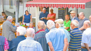 Der Männergesangverein Eintracht Lindenfels hatte zum "offenen Singen" auf den Lindenplatz eingeladen.