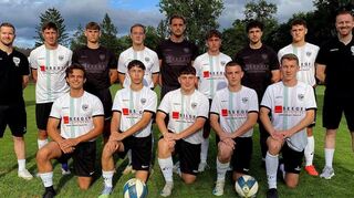 Die SSG-Verantwortlichen mit den Neuzugängen: (stehend von links) Sven Ritzert (Teammanager), Florian Unrath, Ben Deselaers, Leon Kühner, Niels Döhren, Marlin Kilthau, Marvin Knaup, Lennart Vosberg, Simon Winkler (Teammanager) sowie (kniend von links) Thorben Knaup, Felix Krauss, Jonas Enders, Aaron Mizera, Sebastian Steinmann.