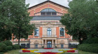 Wird 2026 auch 150 Jahre alt: das Bayreuther Festspielhaus am Grünen Hügel.