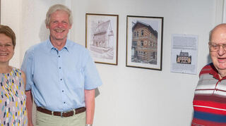 Im Hochstädter Haus wurden jetzt die historischen Bilder vorgestellt. Unser Bild zeigt (v.li.) Susanne Sartorius, Bernd Rettig und Herbert Fuchs.