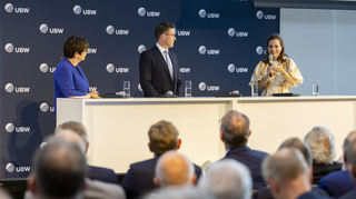Trigema-Chefin Bonita Grupp (r.) auf dem Podium, neben ihr der CDU-Spitzenkandidat für die Landtagswahl Manuel Hagel.