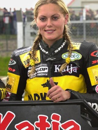 Katja Poensgen hat im Motorradsport Geschichte geschrieben; das Bild zeigt sie beim Grand-Prix auf dem Sachsenring.