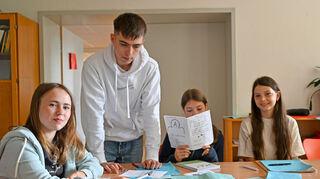 Die Zeitungsredaktion der Albert-Schweitzer-City. Die Redakteure Hannah, Niklas (Betreuer), Charlotte und Elena beim Interview-Termin.