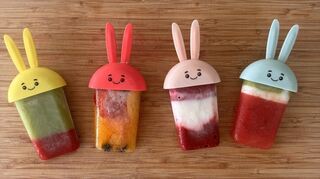 Alle vier Eisvariationen auf einen Blick (v. l. n. r): Matcha-Strawberry-Eis, Fruchteis aus Orangensaft, Himbeer-Vanille-Eis und Melonen-Eis mit Vanillejoghurt.