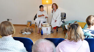 Heidrun Scheyhing (l.) und Nicole Fink präsentierten eine humorvolle Auswahl an Gedichten aus dem Lorscher Schlafzimmer.