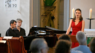 Emma Kindinger, begleitet von Alexandro Agopyan am Flügel, gab in Lindenfels ein Konzert unter dem Titel "Im Zauberkreis der Nacht".