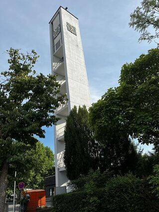 Der Turm von Sankt Laurentius überragt noch heute die niedrigen Wohngebäude der Umgebung. Wie bei vielen Betonbauten der 1960er Jahre lag aber auch seine Haltbarkeit unter den Erwartungen.