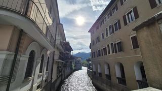 Borgo Valsugana wird auch Klein-Venedig genannt. Die Brenta fließt durch das schöne Örtchen. Über ihr ist hier das Kunstwerk des "fliegenden Mannes" im Schein der Nachmittagssonne auszumachen.