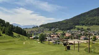 Alpe Cimbra, ein Blick auf Folgaria vom Green des Golfplatzes aus: Der Golfplatz des Bergdorfes wird im Winter zu Skipiste.