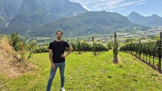 Winzer Stefano Dalledonne erklärt die Besonderheiten der Weine der Cantina Terre del Lagorai.