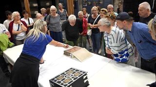 Um das berühmte „Book of Kells“ ging es bei der jüngsten Gratis-Führung in der Zehntscheune. Patricia Scheuermann präsentierte Details des Werkes, das um 800 entstand, an Hand einer Faksimile-Ausgabe.
