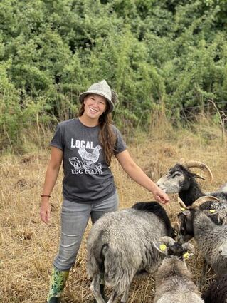 Meike Federmann mit ihren schwedischen Guteschafen, die zahm, ruhig, robust und nicht besonders wählerisch sind.