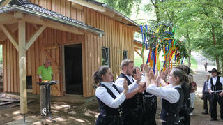 Mit einem traditionellen Zimmermannsklatsch feiern die 32 Auszubildenden das Richtfest der Känguruhütte im Tierpark Erlenbach. Drei Wochen lang waren sie für die Planung und den Bau des Stalls zuständig.