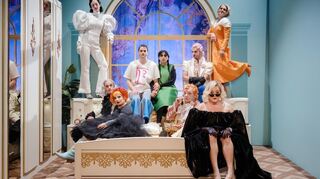 Die „Kabale und Liebe“-Crew (v.l.): Annemarie Brüntjen (Lady Milford), Jonas Landerschier (Musiker), Bruno Akkan (Ferdinand von Walter), Shirin Ali (Luise Miller), Eddie Irle (Wurm), Ragna Pitoll (Frau Miller), ..vorne v. li.: Sarah Zastrau (Eine Angestellte), Boris Koneczny (Präsident von Walter), Rahel Weiss (Frau von Kalb).