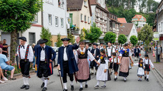 Mehrere Hundert Trachtenträger sind beim Umzug am Sonntag auf den Straßen unterwegs.